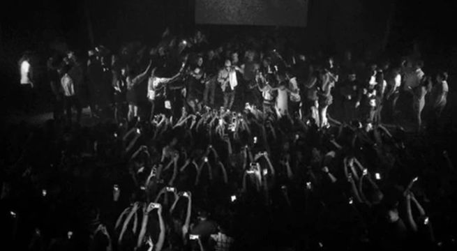 Reggaetonero se lanzó al público durante concierto y nadie lo agarró