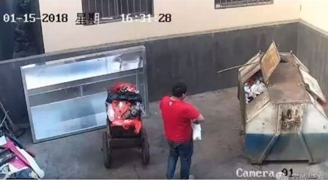 YouTube: Cámaras de seguridad captan a hombre arrojando a su bebé a basurero en China