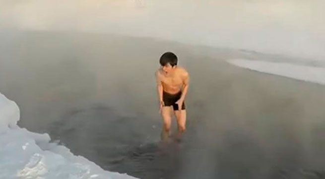 YouTube: japonés ingresa a un río congelado a 60 grados bajo cero y todo termina así