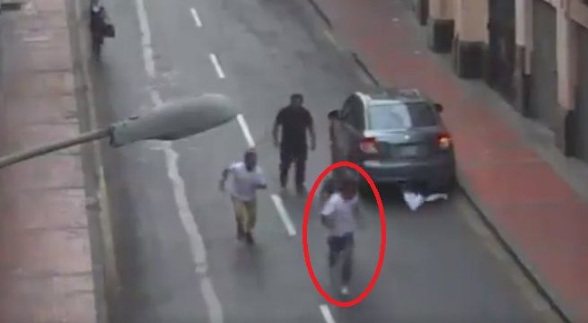 Cercado de Lima: sujeto roba celular y es capturado por transeúntes que casi lo linchan