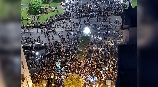 Jóvenes protestan en la Plaza San Martín contra proyecto de empleo juvenil