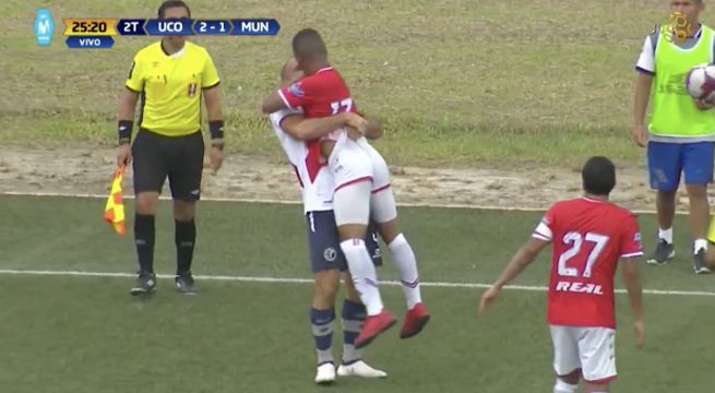 Adrián Zela fue expulsado tras protagonizar curioso incidente con rival