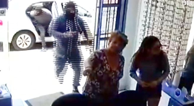 'Marcas' se llevan cerca de 5 mil dólares tras irrumpir en óptica de San Luis