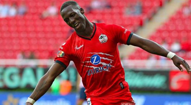 Luis Advíncula: mira la tremenda corrida que hizo de área a área para evitar un gol