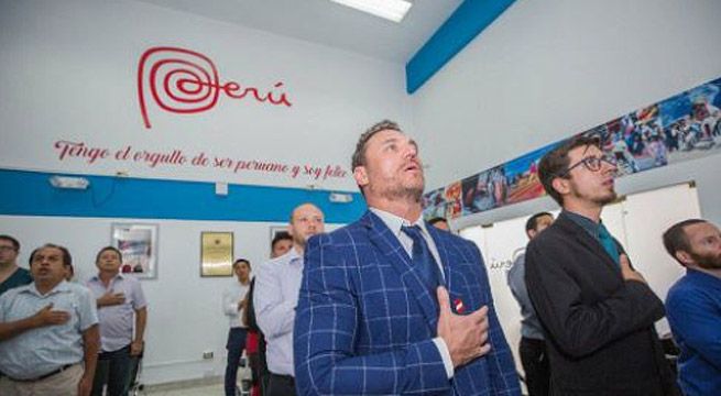 Español se nacionaliza peruano y grita “Vamos Perú que el mundial es nuestro