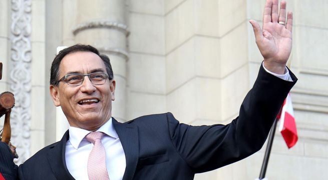 Martín Vizcarra recibe la banda presidencial este viernes en sesión solemne