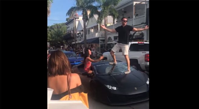 YouTube: Se subió encima de un Lamborghini y acabó de la peor manera