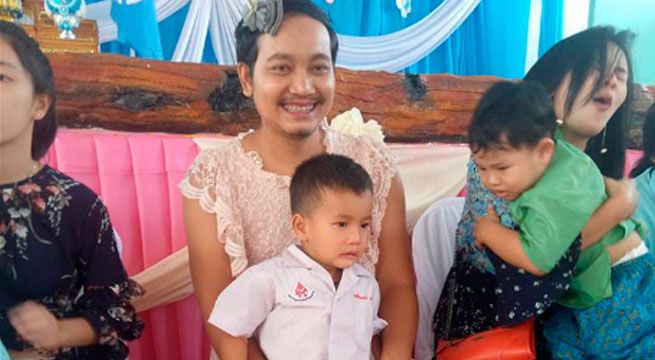 Padre soltero se puso vestido de mujer para estar con sus hijos en el día de la madre