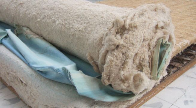 Venezolano se indigna al descubrir el relleno del colchón que compró en Perú