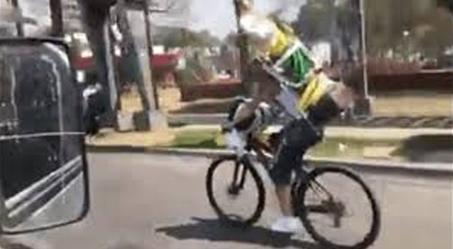 Sorprendió al transportar un santo en su bicicleta pero el final no sería el esperado