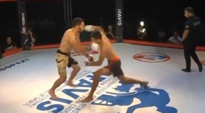 Árbitro de MMA aplica llave de estrangulamiento a un luchador que peleaba en evento