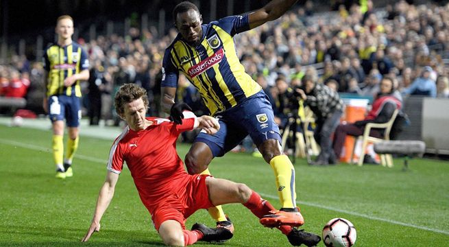 Usain Bolt debuta como futbolista profesional y falla gol por falta de velocidad