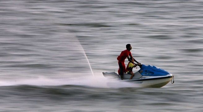 Moto acuática explota con personas a bordo aterrorizando a miles