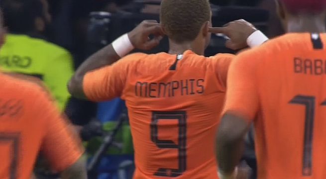 Memphis Depay marca doblete y silencia a la hinchada peruana