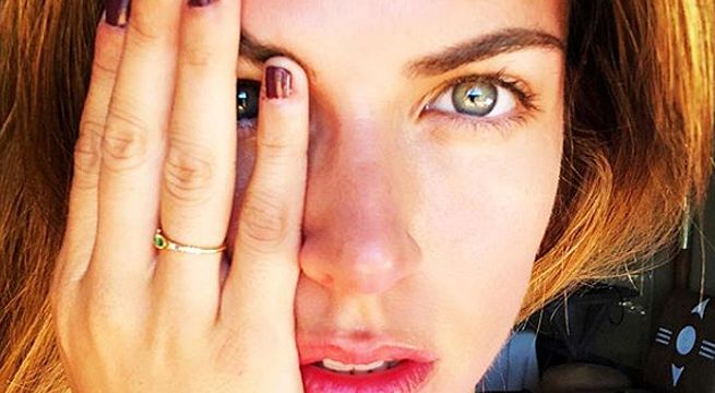 Stephanie Cayo comparte sensual fotografía y revela divertida historia de la postal