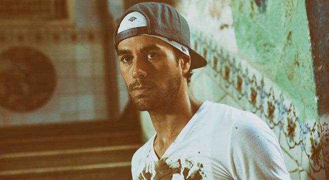 Enrique Iglesias se da apasionado beso con fan en concierto en Ucrania