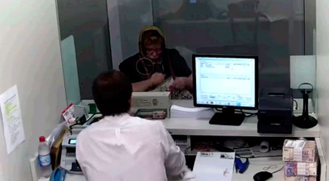 Mujer se disfrazó de anciana que cuidaba para sacar millonario préstamo