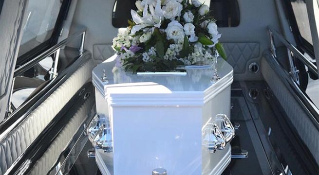 Hombre regresa a casa luego de que le organizaron sus propios funerales