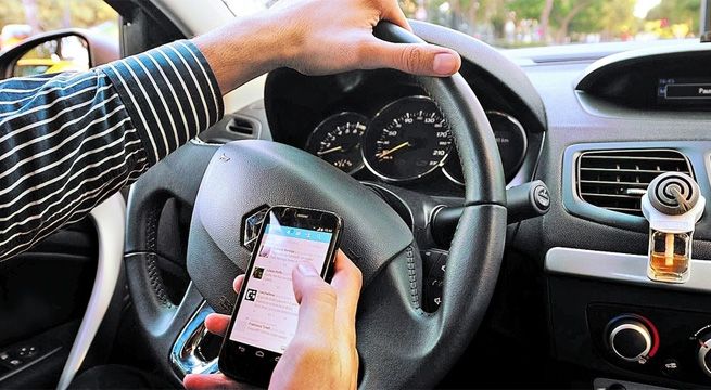 Uso de celulares incrementó en 30% accidentes de tránsito, según ONG 'Luz Ámbar'
