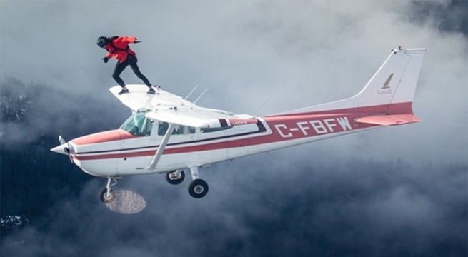 Conocido rapero muere al caer de un avión en movimiento
