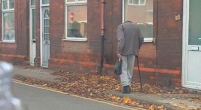 ‘Hombre sin cabeza’ camina por la calle en vísperas de Halloween