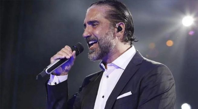 Alejandro Fernández se vuelve viral por su extraño comportamiento durante concierto
