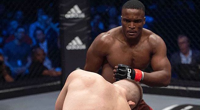 Un tremendo codazo giratorio provocó el mejor KO del año (Video)