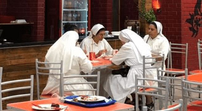 Fotografía de monjas comiendo se vuelve viral en las redes por un llamativo detalle
