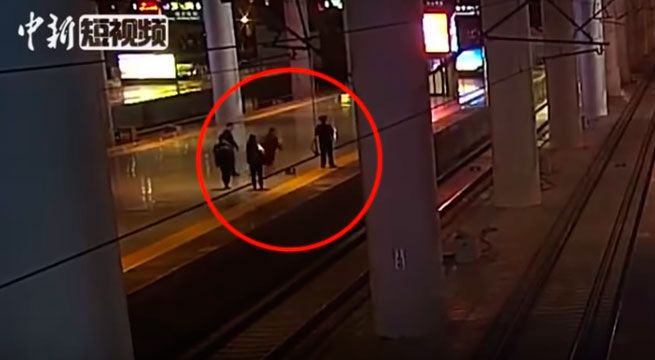 Mujer se lanza a las vías del tren para asustar a su novio y casi es atropellada