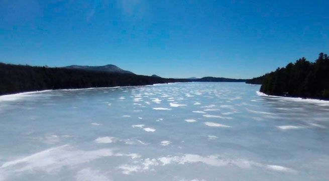 Mujer decidió saltar a un lago congelado y pudo pasar lo peor