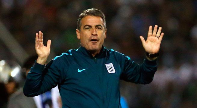 Así interrumpieron hinchas del Melgar la conferencia de Pablo Bengoechea