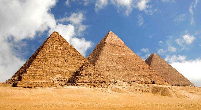 Investigan las imágenes de una pareja desnuda sobre una de las pirámides de Egipto