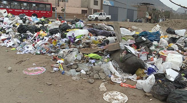 Gusanos, moscas y ratas: calles de Villa María del Triunfo acumuladas de basura