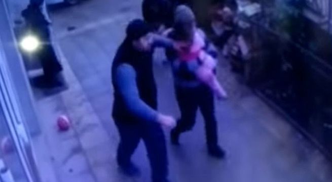Niña cae de quinto piso pero dos peatones le salvan la vida (Video)