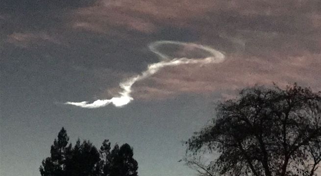 Signo de interrogación apareció en cielo estadounidense captando la atención de miles (Video)