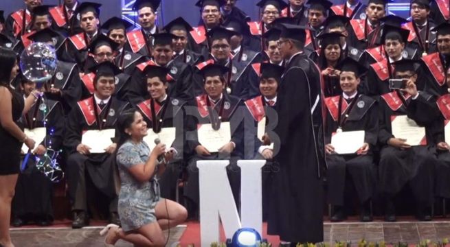 Aprovecha graduación de su enamorado para pedirle matrimonio (Video)
