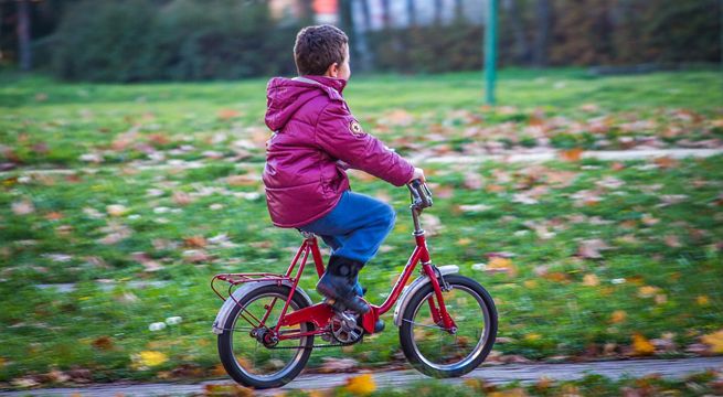 Niño es atropellado y salva de ser arrollado por segundo auto por centímetros (Video)