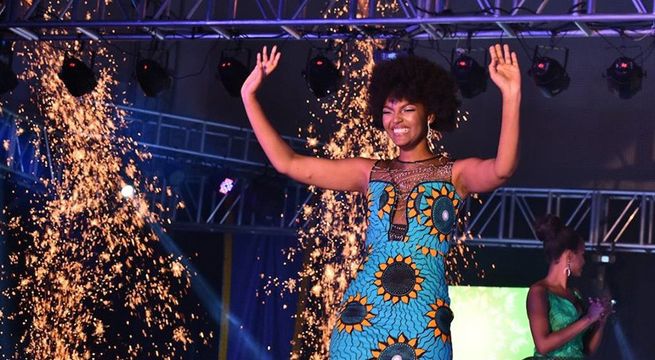 Se corona Miss África y al instante se le prende fuego el cabello (Video)