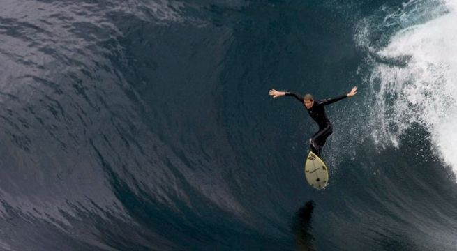 Surfista choca contra un tiburón y cae aparatosamente al agua (Video)