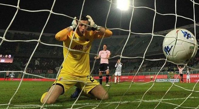 Arquero italiano comete el que sería el 'peor autogol del año' (Video)