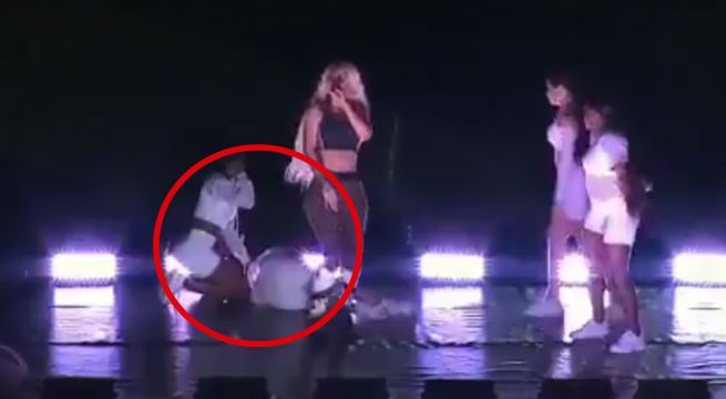 Bailarina convulsiona en el escenario mientras la cantante sigue con su espectáculo