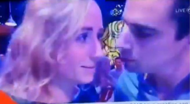 Intentó besar a su amiga durante el cambio de año y ganó popularidad de la peor forma (Video)