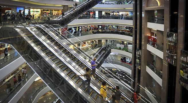 Video para adultos se reproduce por accidente en centro comercial