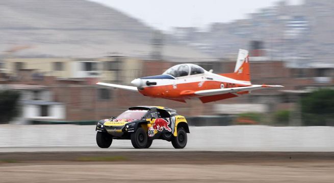 Auto del Dakar compite contra avión militar peruano: ¿Cuál ganó? (Video)