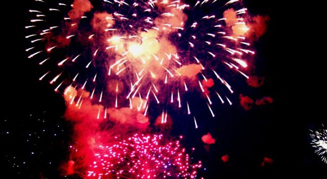 Dron sobrevuela el cielo mientras estallan fuegos artificiales a su alrededor (Video)