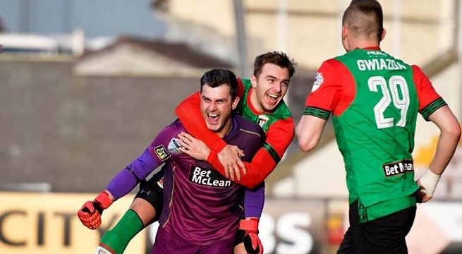 Arquero anota golazo prácticamente desde su área (Video)