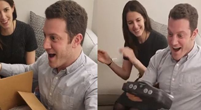 Adulto se emociona a más no poder al recibir regalo que nunca tuvo de niño (Video)