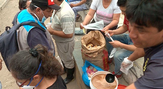 SJL: Grandes muestras de ayuda comienzan a llegar a los afectados por colapso de desagüe