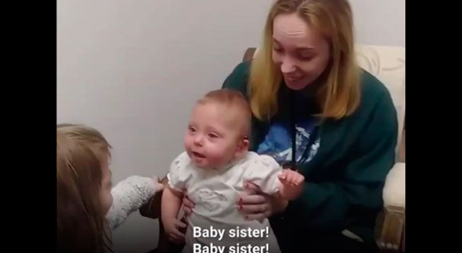 Bebé ríe descontroladamente al escuchar la voz de su hermana mayor