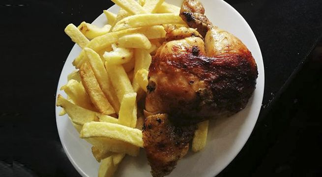 Restaurante regala pollo a la brasa a cambio de tapas de plástico